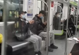 一个人坐地铁的短句心情,一个人坐地铁说说？