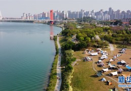 [邕江边露营收费]你在哪里搭帐篷？江边露营成为城市休闲度假新时尚