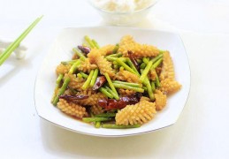 [买鱿鱼串视频真实]鱿鱼花怎么做好吃？和它搭配，几分钟炒一盘，脆嫩爽口无腥味｜鱿鱼花｜蒜薹｜鱿鱼