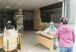 [怎么扫核酸码扫得快点]如何快速完成核酸采样？4月28日记者上岗体验核酸信息录入员