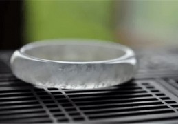 [镯子起棉好不好换]玉手镯有棉絮好不好？该如何保养？