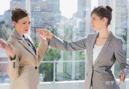 [不能跟姑姑们走太近吗]一个老领导给你提个醒：职场中，不要与同事走得太近，3点讲透
