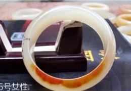 [镯子起棉好不好换]黄龙玉手镯起棉怎么办？正常现象不必惊慌