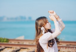 [美景裙拍照姿势女]穿裙子怎么拍照，8个坐姿姿势帮助你，拍照自然优雅、大长腿